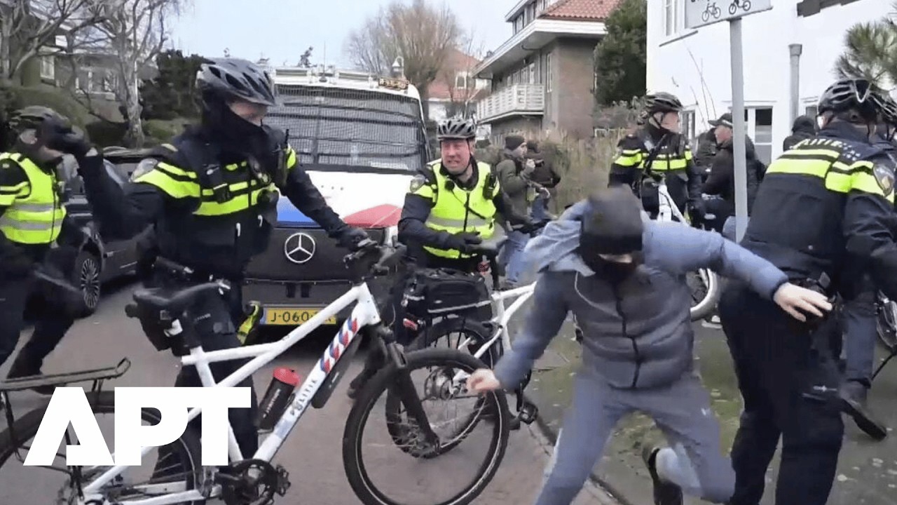 В Гааге вспыхнули столкновения между протестующими, выступающими против плана размещения 750 прос...