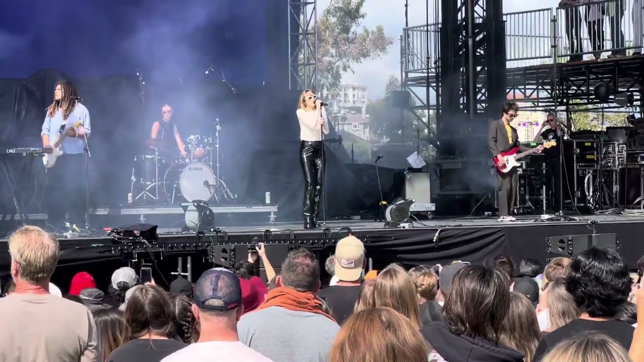 Suki Waterhouse - On This Love @ Ohana Fest 2023