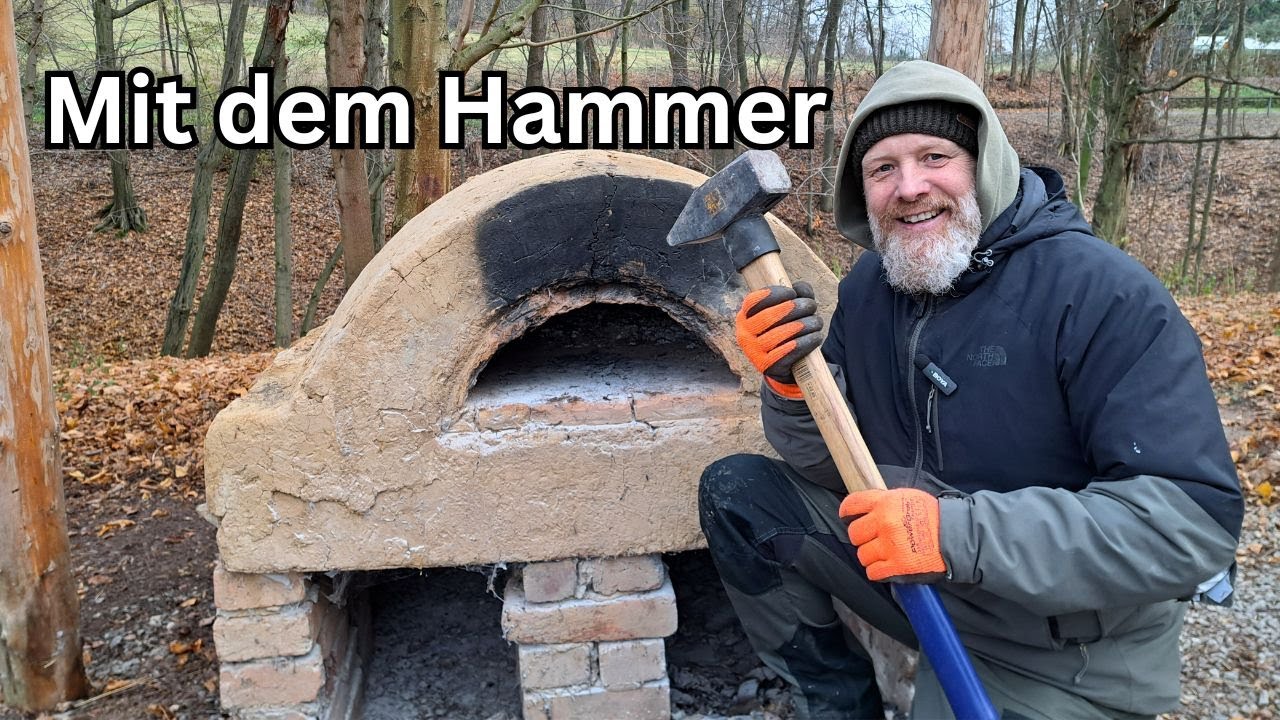 Ich zerschlage meinen Lehmofen mit einem Hammer im Outdoorcamp. | #lehmofen