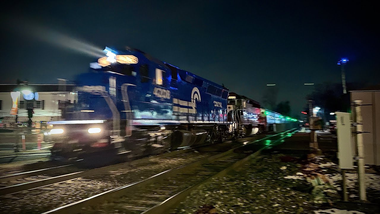 Double-header: NJ Transit Conrail Heritage Unit GP40PH-2B 4208 & MNCR 4906 leads train 61 (12/27/24)