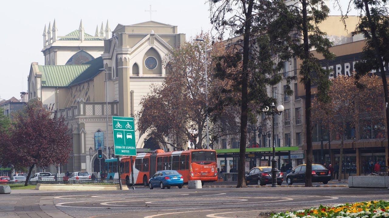 Walking in Santiago de Chile ( Chile)