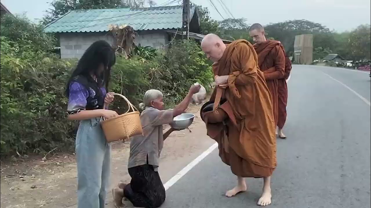 พระฝรั่ง ชาวต่างชาติ พระอาจารย์มาร์ติน ปิยธัมโม ออกรับบิณฑบาต 22-02-2569 #วัดภูฆ้องทอ