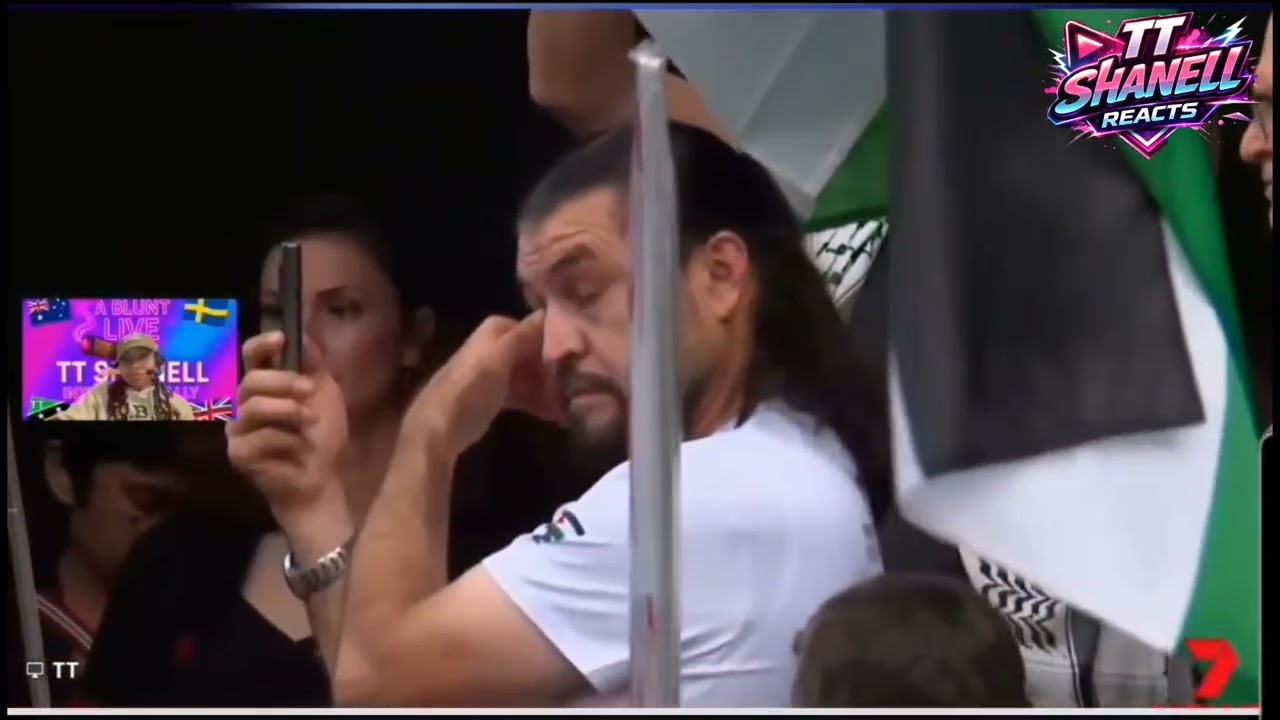 Улицы Австралии повреждены в результате жестоких протестов.