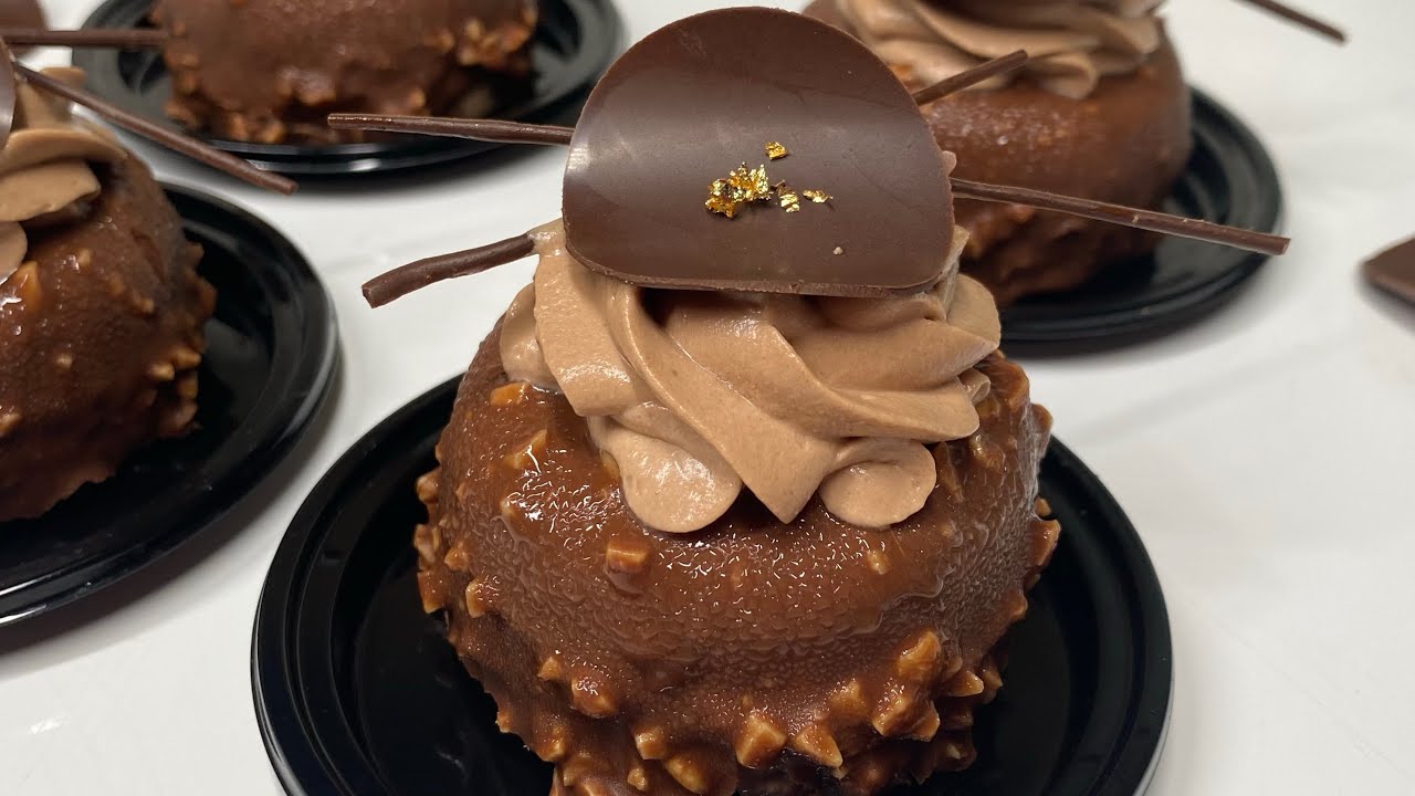 Gâteau au chocolat crémeux au chocolat glaçage rocher