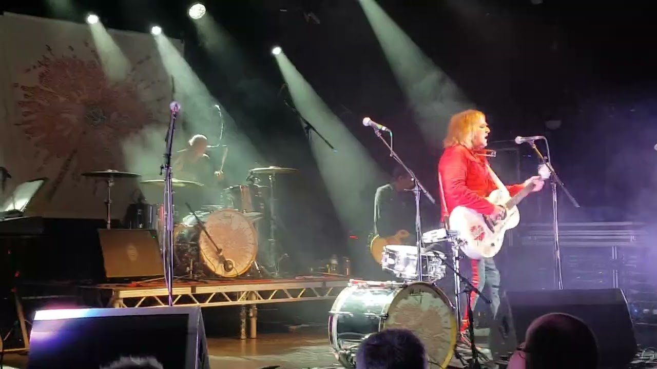 Mike Peters and The Alarm - Unsafe Building. 