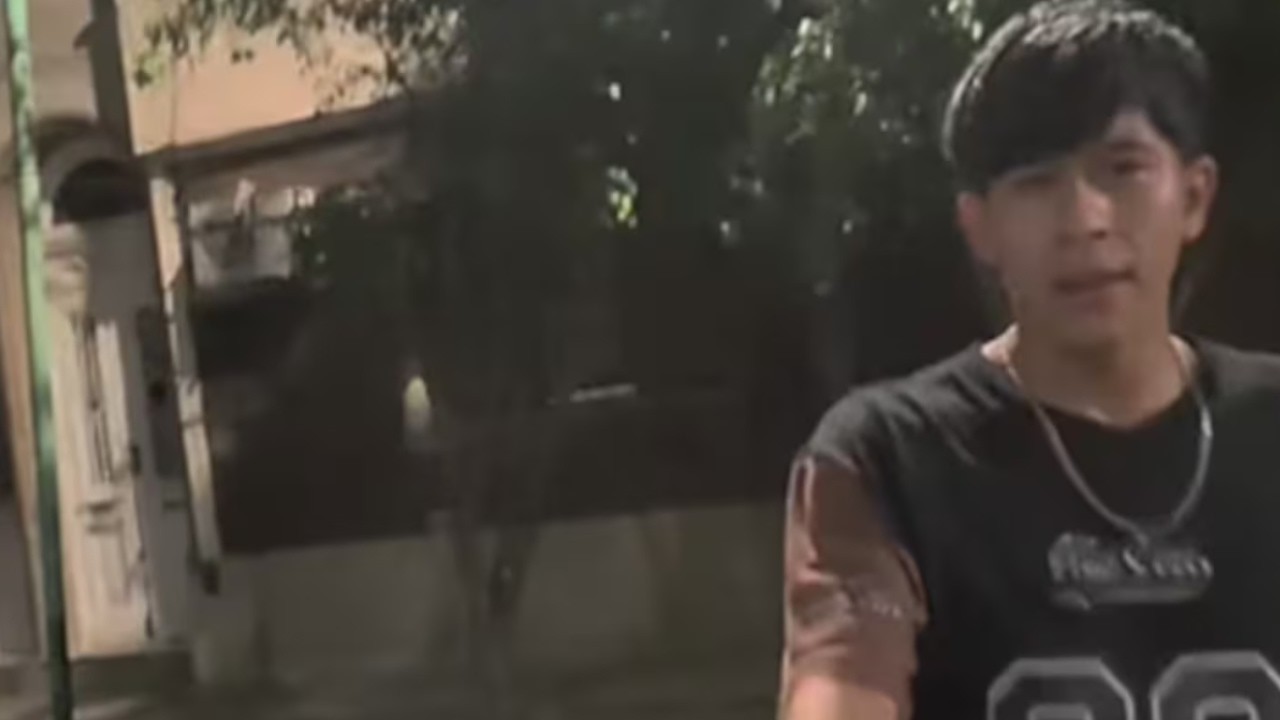 Un influencer pactó un encuentro para vender dos celulares en Barracas y lo balearon para robarle