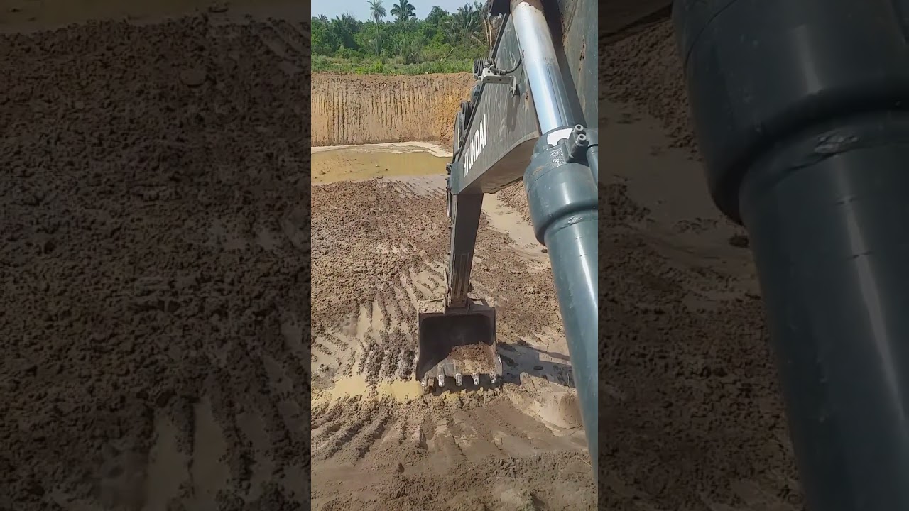 Escavadeira Hyundai fazendo tanque Op. Romildo Sarasate