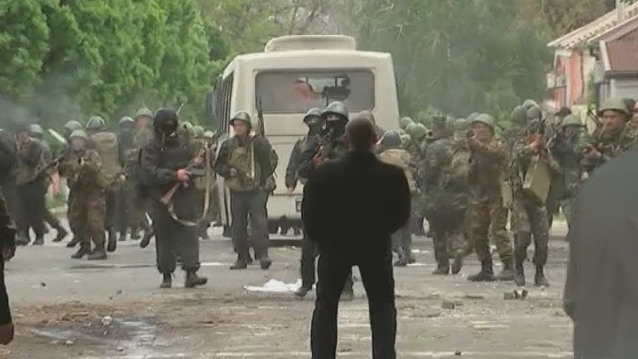 Putin sails into Crimea as violence erupts in Ukraine