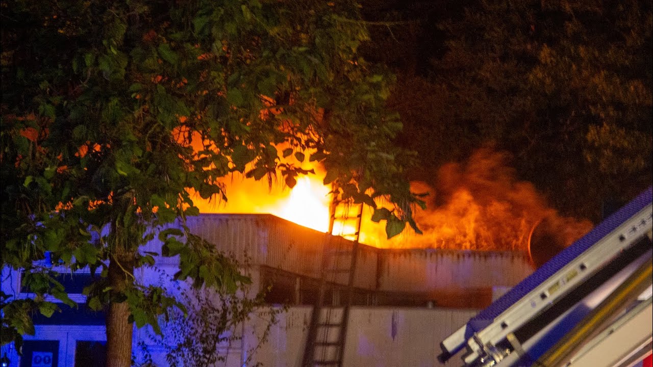 Uitslaande brand aan de Tammingecamp in Emmen