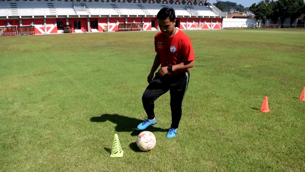 PERMAINAN SEPAK BOLA - TEKNIK DASAR MENGGIRING BOLA
