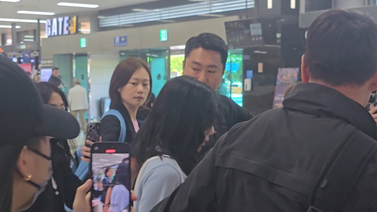 Walking behind Taeyeon Girls Generation at Gimpo Airport
