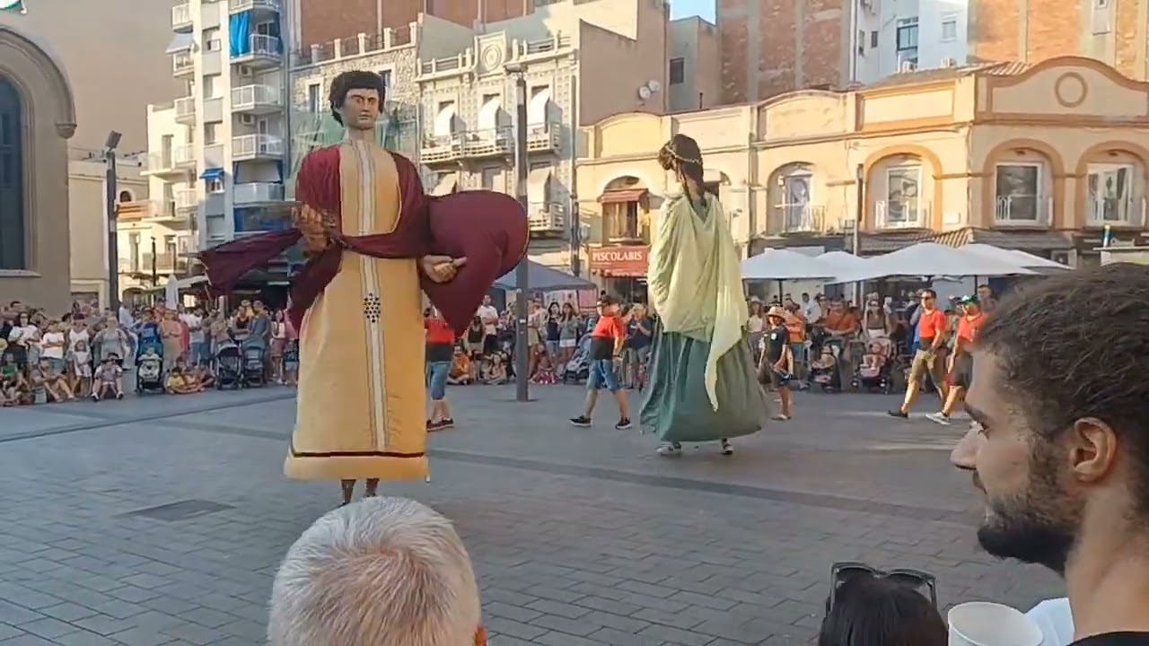 شاهد طريقة الإحتفال الكطلان في كطلونيا #barcelona #tarragona