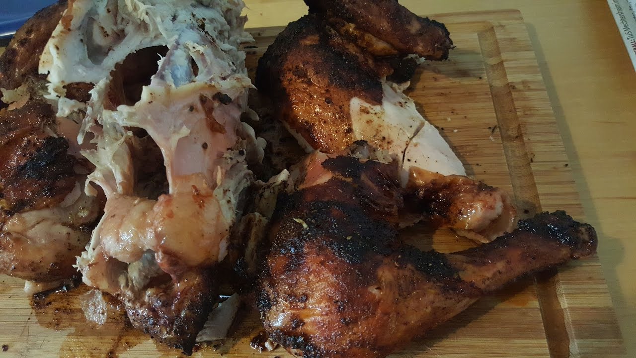 Bauerngockel (Freilandh&auml;hnchen) auf dem Monolith Keramik Grill