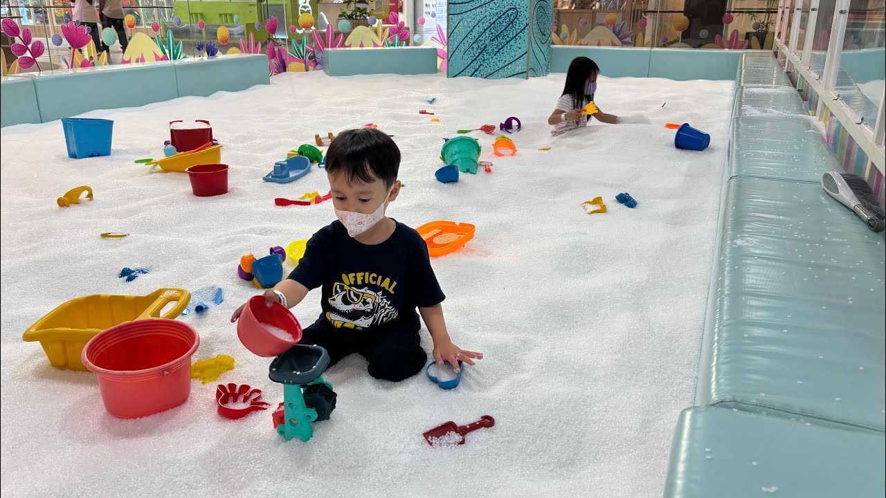 Aisyah Haezel bermain playground di PLAYTOPIA AEON BSD