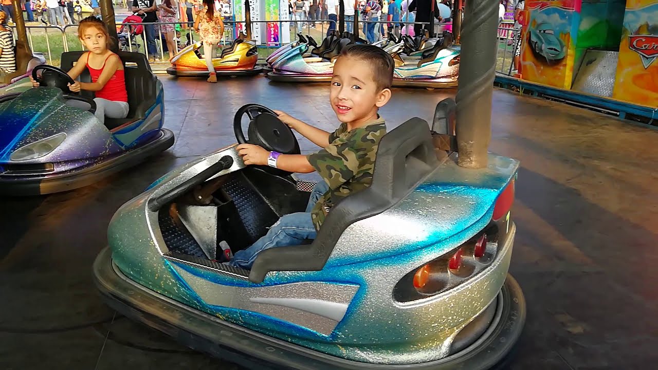 Niño de 3 años domina los carritos chocones