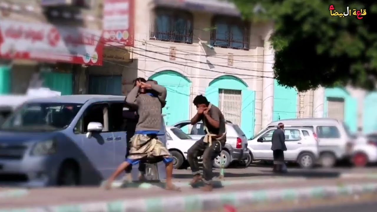 مجنون شوارع شاهد حجم المصيبة التي الرتكبها مع الناس A madman is hitting people in the street4