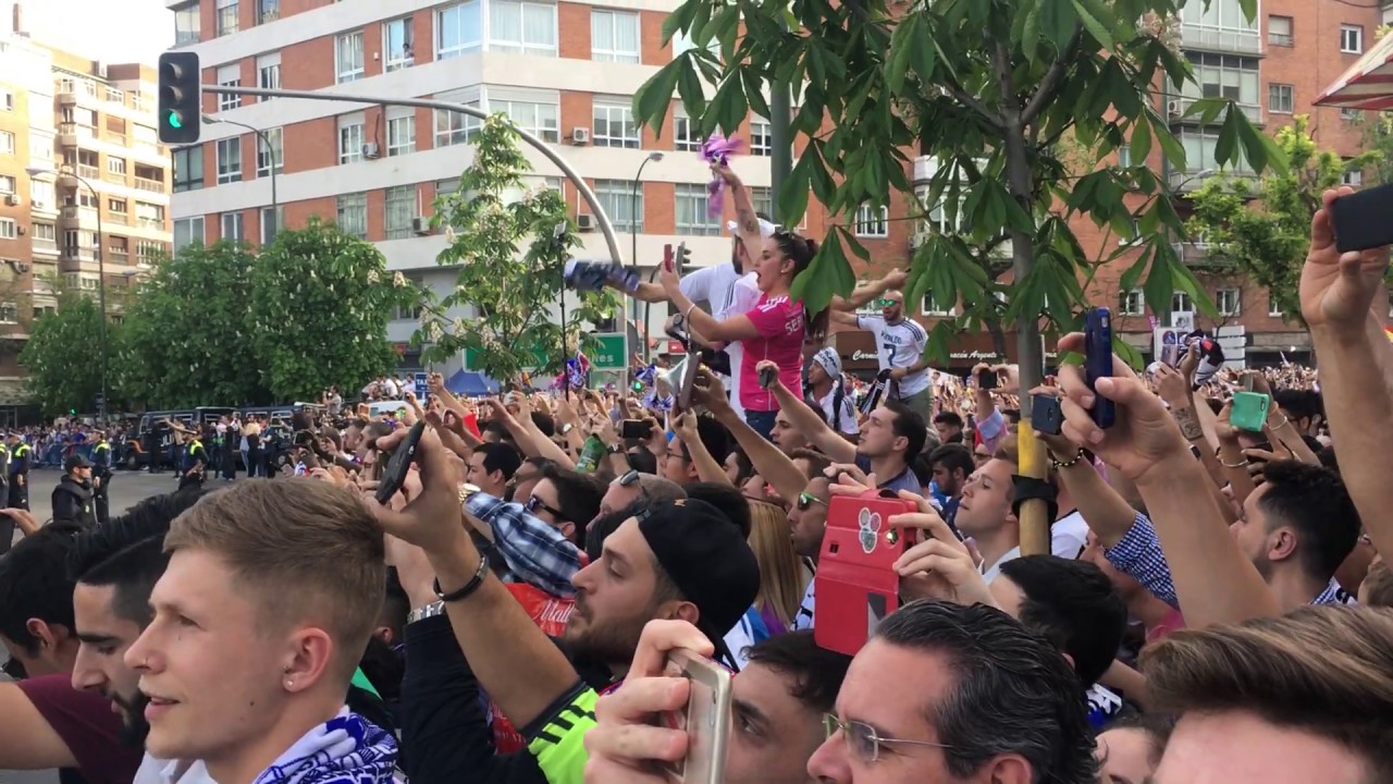 Real Madrid bus arriving at Santiago Bernabéu