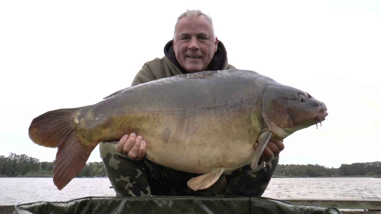 Baitsolutions Piet Vogel vist op karper op grootwater in Frankrijk.