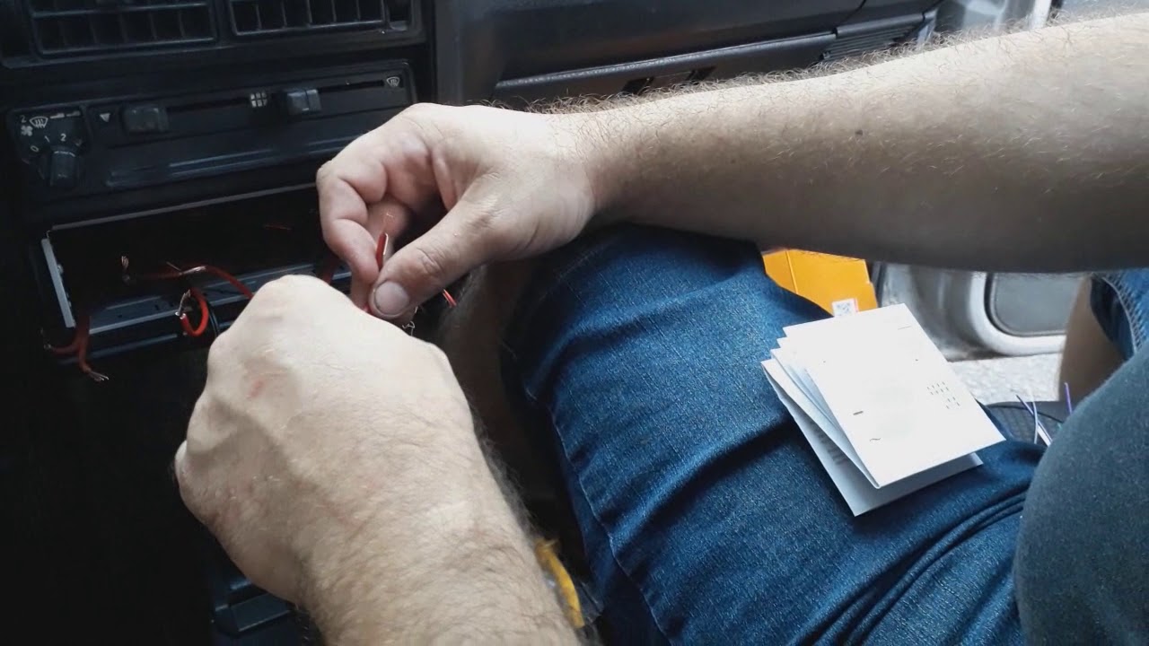 Instalação do som no voyage quadrado - Lucas Magnago