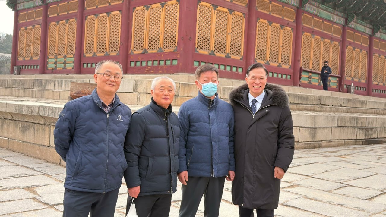덕수궁 돌담길에 핀 가족꽃