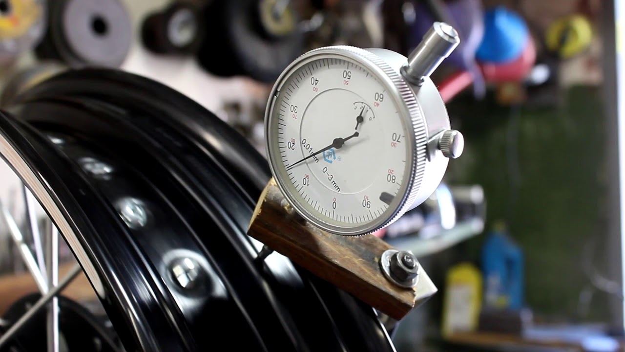Custom built spoked wheels for cafe-racer: checking run-outs.