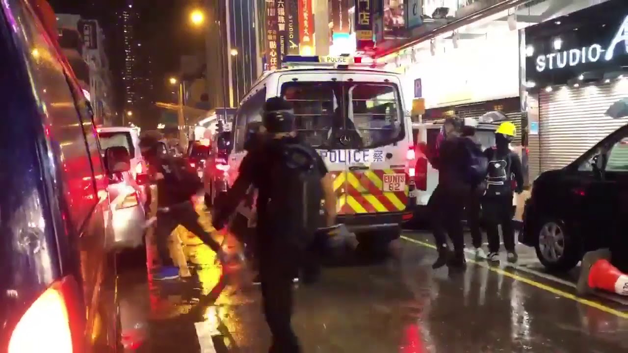 825反送中遊行：荃灣地段-共警察開真槍被群眾人民圍毆追打
