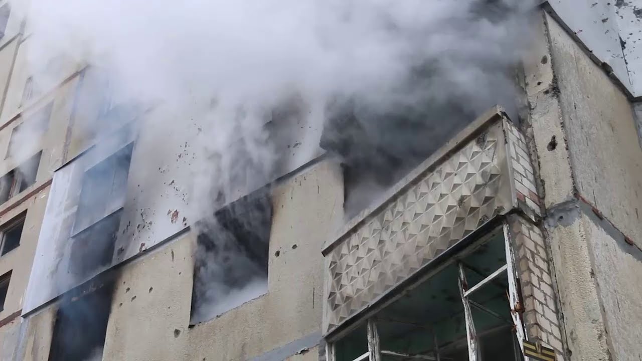 Харьков 31 марта: на Северной Салтовке спасатели ГСЧС ликвидируют последствия артобстрела домов