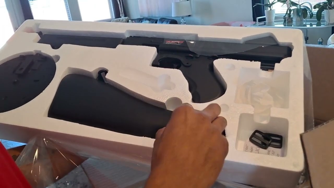 Double Eagle M811 Chicago Typewriter or Thompson AEG SMG Unboxing