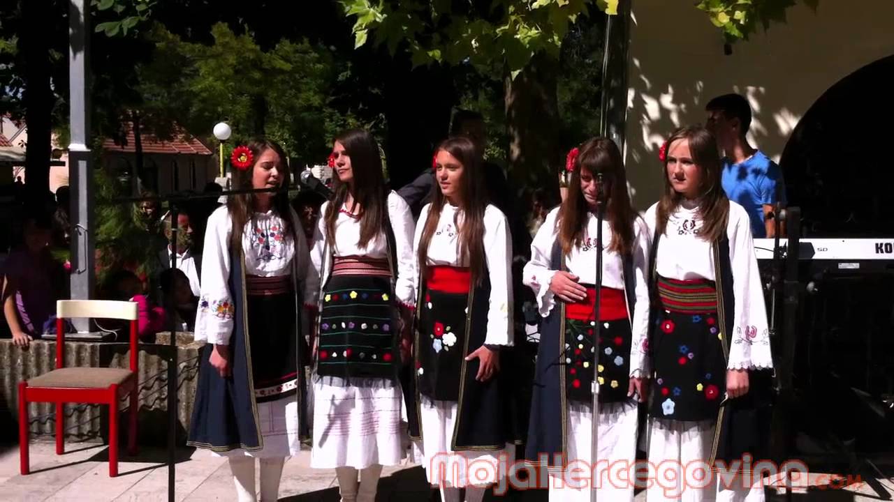 Nastup djevojačke pjevačke grupe &bdquo;Vojvoda Vlatko Vuković