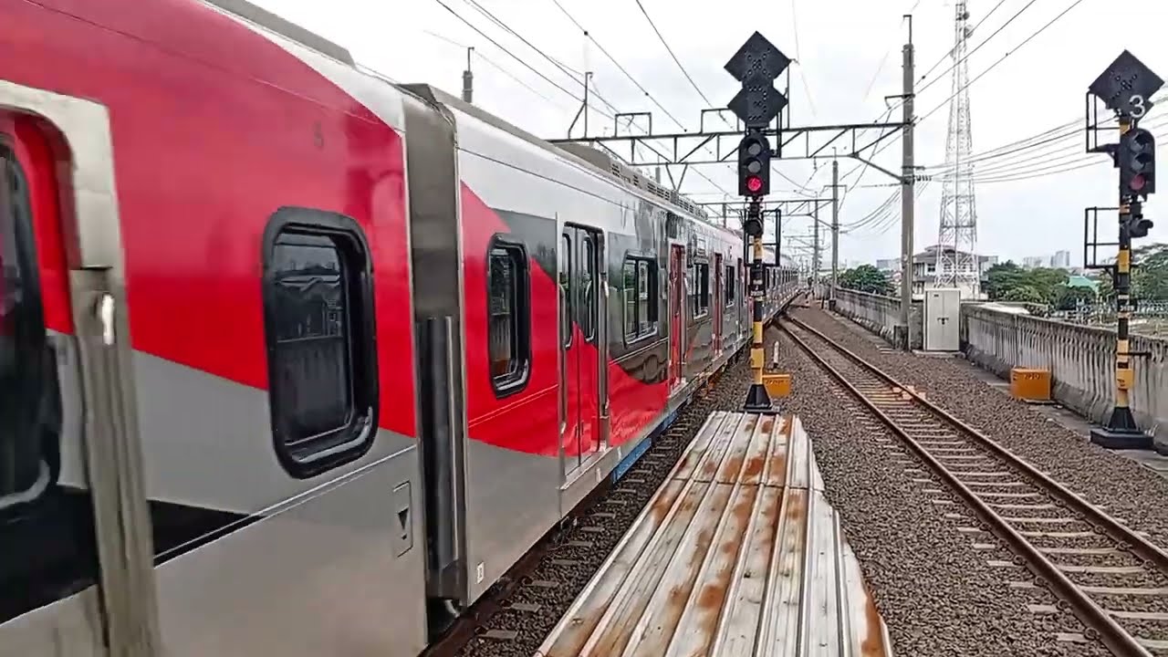 Nonton kereta api di stasiun Cakung dan manggarai di siang hari 4-1-2026 