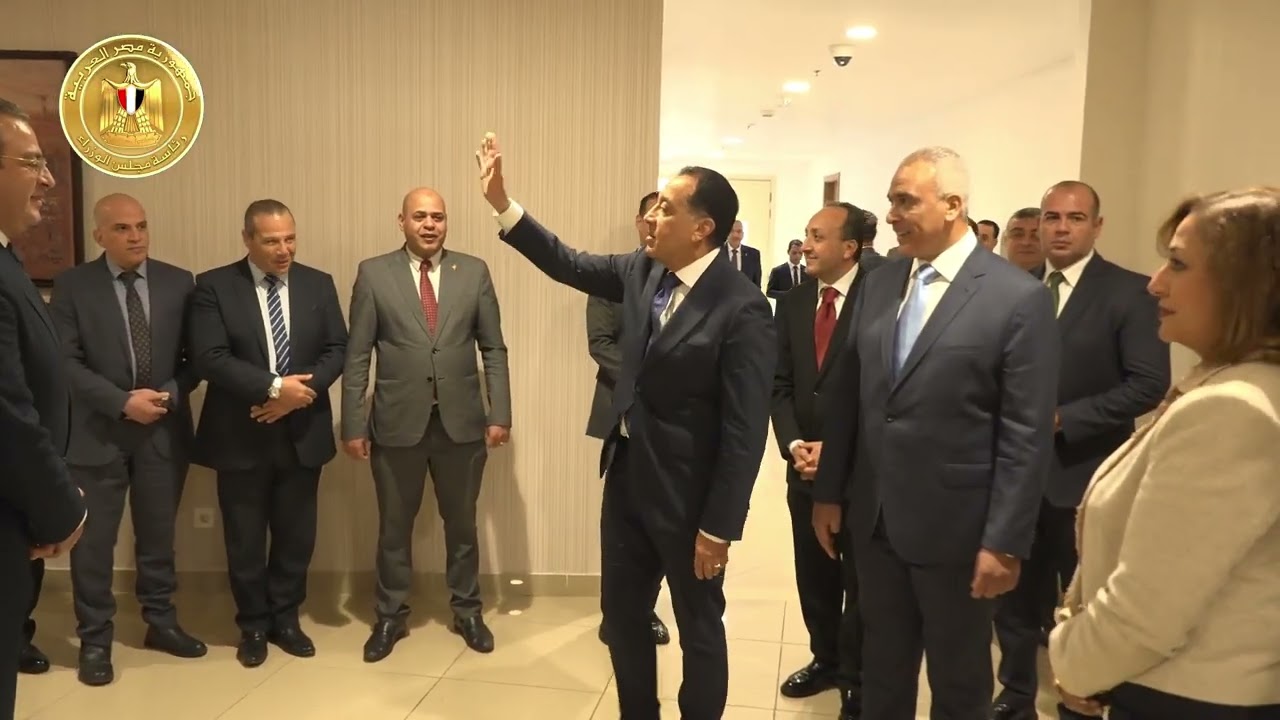 رئيس الوزراء يمر على موظفي الأمانة العامة لمجلس الوزراء ويقدم الشكر على جهودهم المبذولة