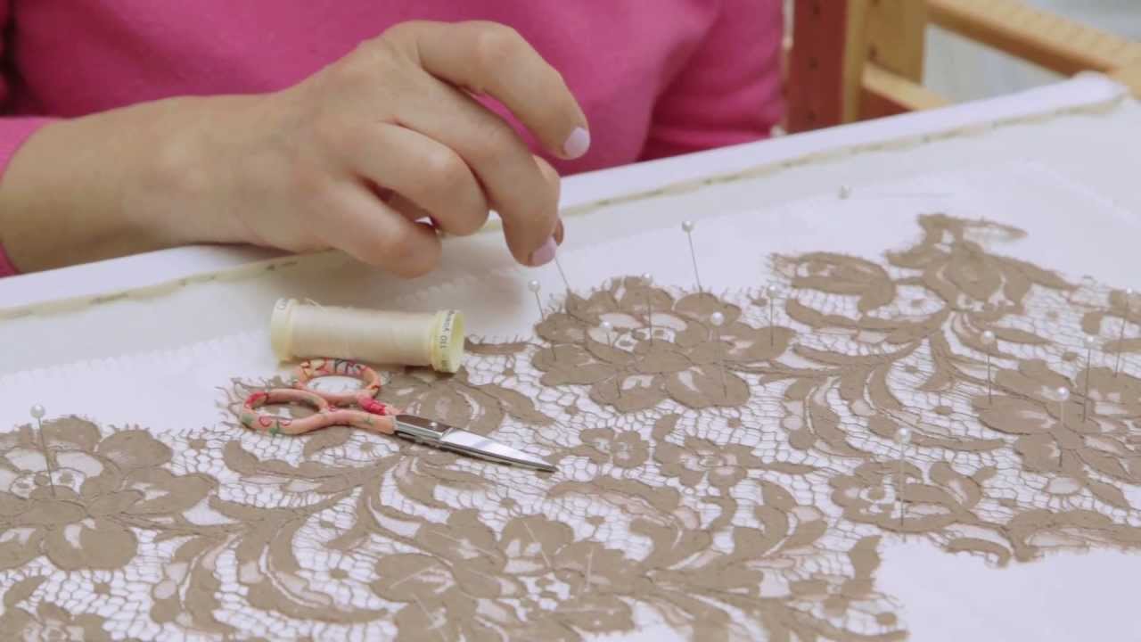 FASHION RULES TECHNIQUE: Lace appliqué