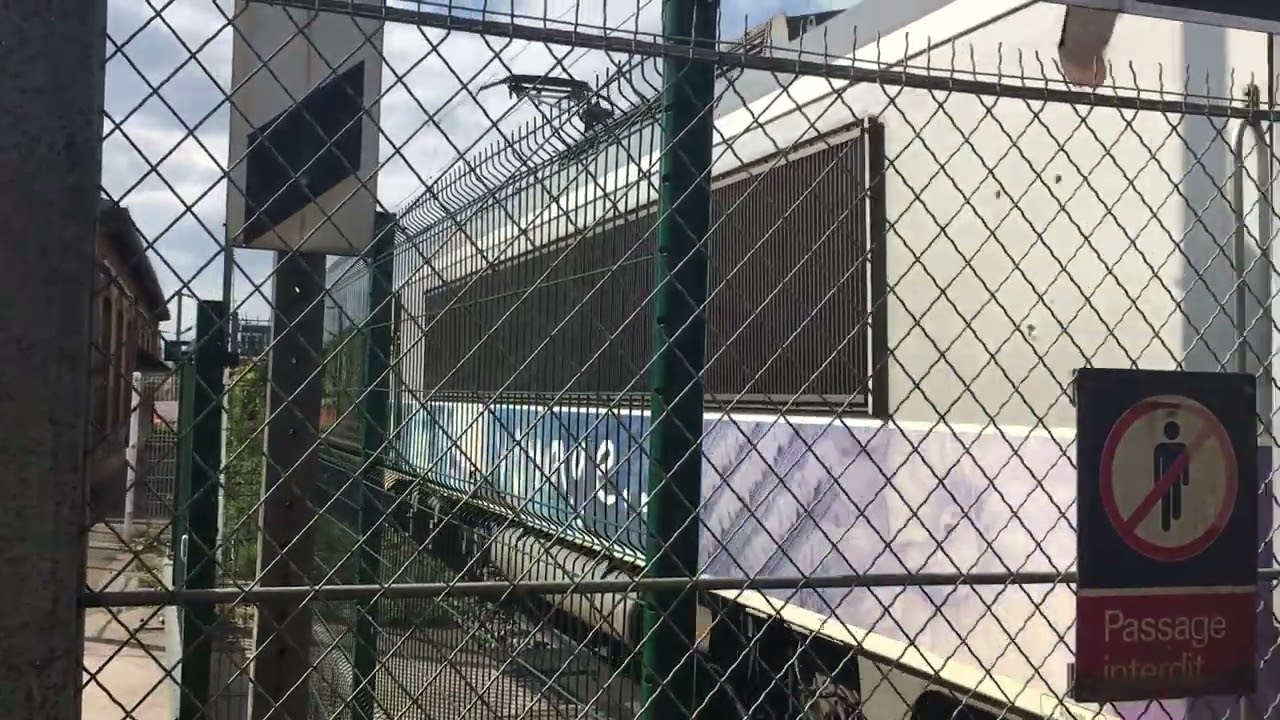 Départ d’une BB 15000 V2N à Mantes-la-Jolie