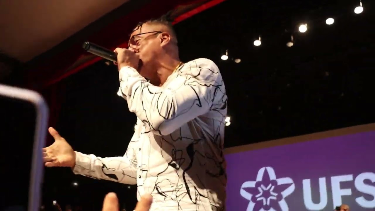 MANO BROWN CANTA VIDA LOKA PT 2 APÓS RECEBER TÍTULO DE DOUTOR HONORIS CAUSA PELA UFSB, EM ITABUNA-BA