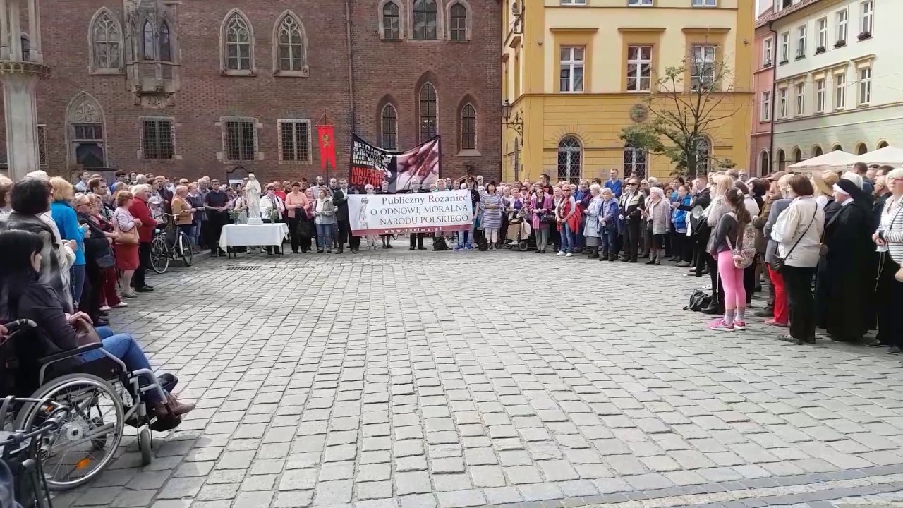 Publiczny R&oacute;żaniec o Odnowę Moralną Narodu Polskiego Na Wrocławskim Rynku 13.05.2017