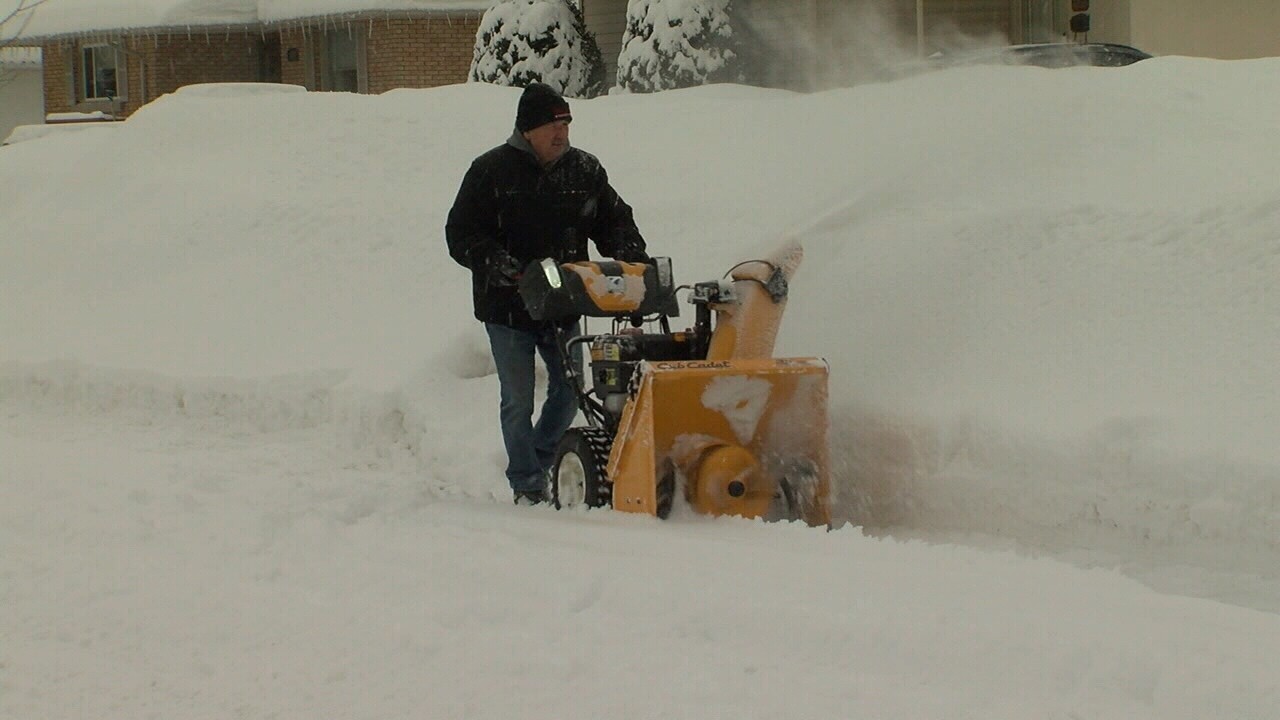 More snow falls on Thunder Bay area
