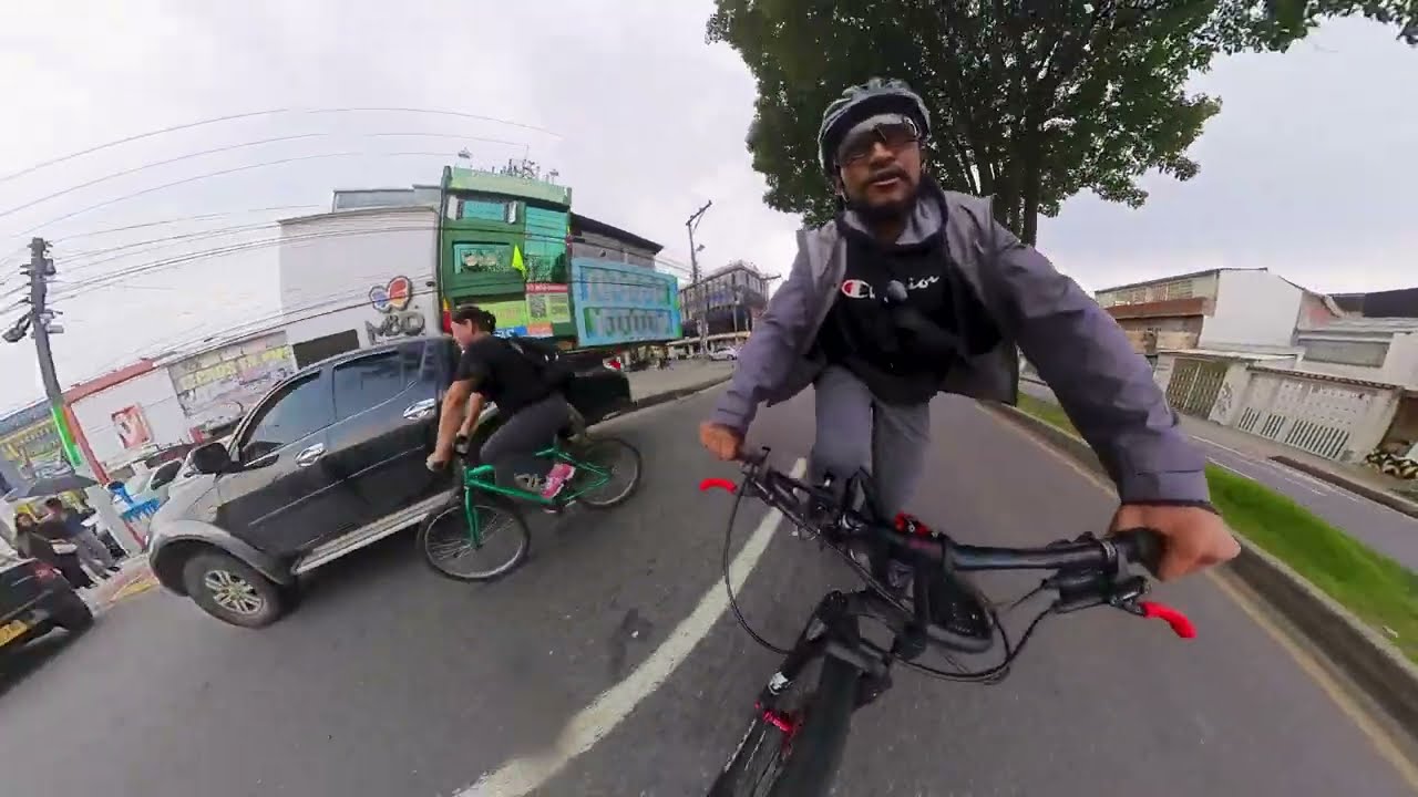 POV Bici de MTB en la ciudad. Esquivando los obstáculos citadinos de Bogotá, Piscinas en ciclorutas.