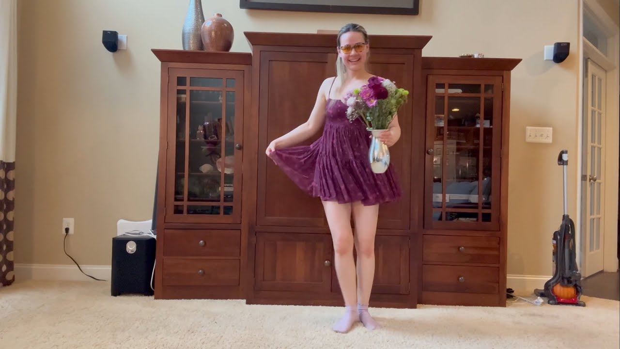 Meur dances with her Valentine’s Day bouquet - with music!