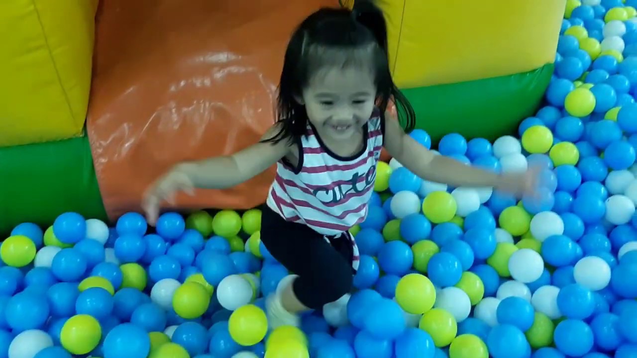 Kim's first big slide at Kidzooona Shangri-La Plaza #kidzoona #kidzoona #playhouse #fun