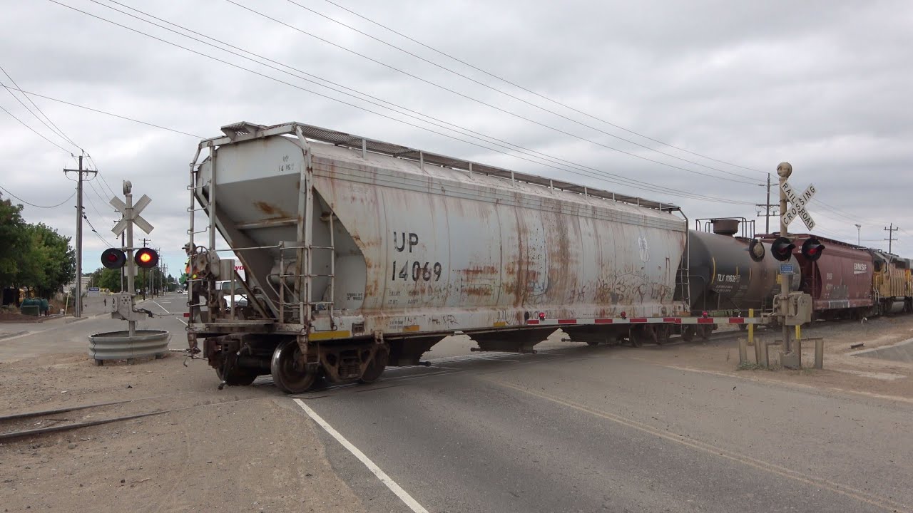 UP 1450 West Sac Port Local & New Spreaders Being Built, Fruitridge Rd. Railroad Crossing Sacramento