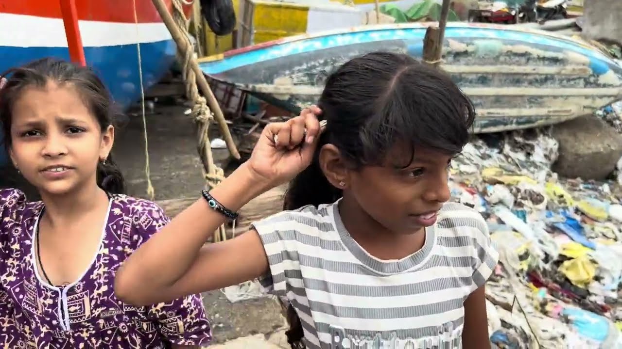 Young girls in Mumbai forced to defecate in the open||Mumbai slum area poor people life||Kolaba