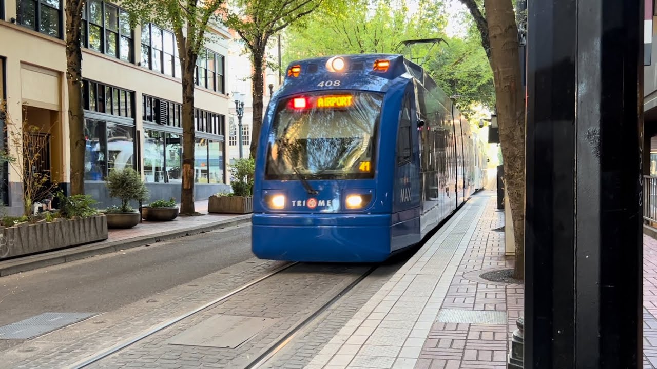 TriMet MAX Siemens S70 Type 4 408 & S700 Type 5 538 2-Car Eastbound Red Line Train at SW 9th Ave