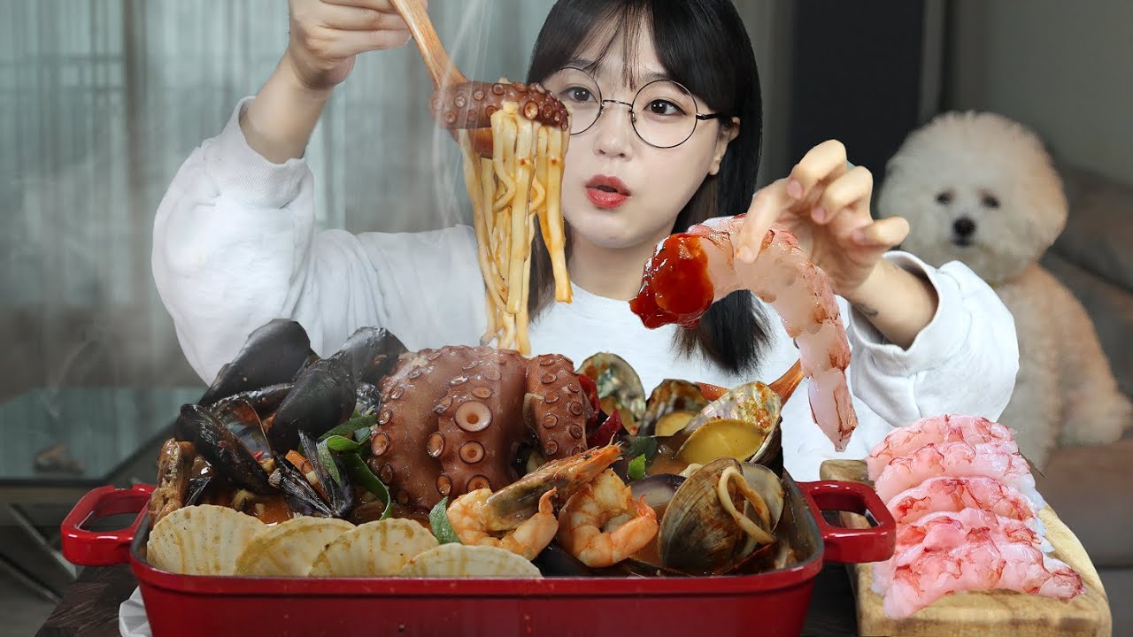 Есть суп с лапшой из морепродуктов и сырые креветки🍜🦐| Mukbang Asmr
