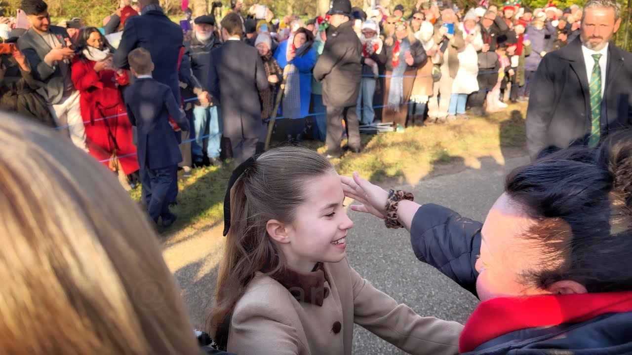 Принцесса Шарлотта привлекла всеобщее внимание на рождественской службе королевской семьи.