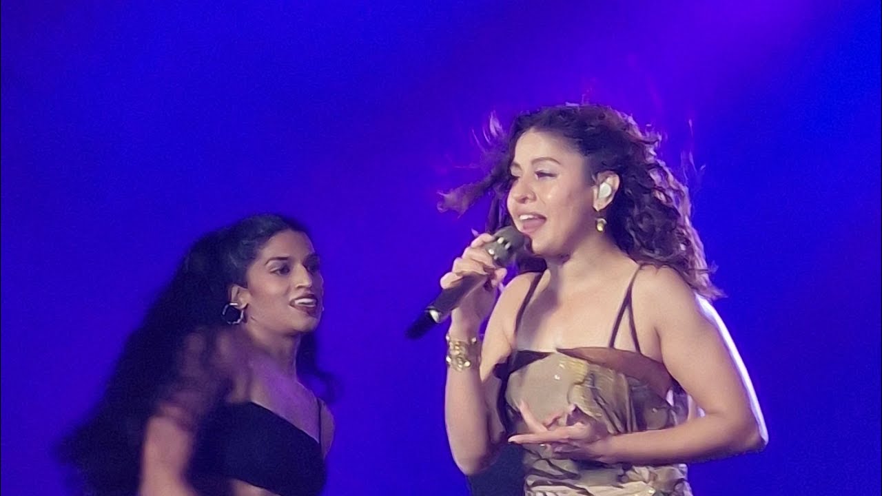 Tere siwa × Bumbro Bumbro | Sunidhi Chauhan LIVE | I AM HOME Tour | Kolkata | 24 Dec 2024