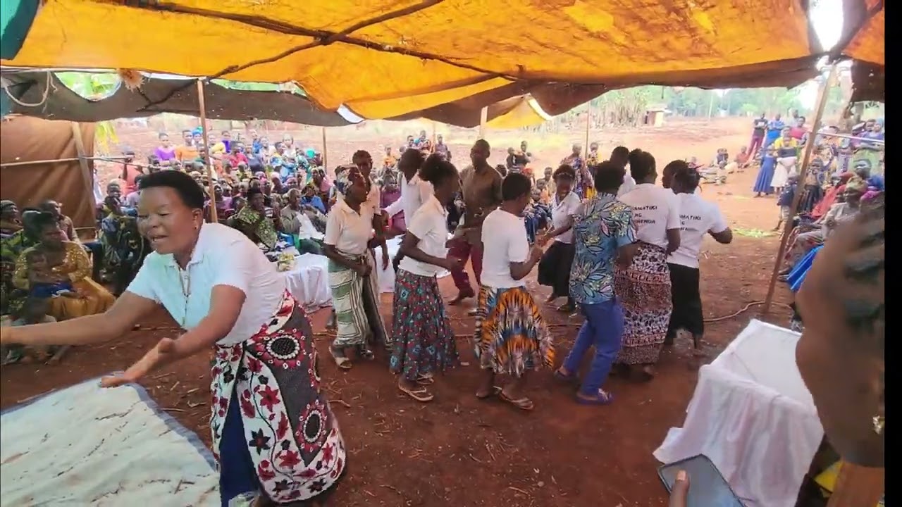 UPENDO NI ZAWADI ALIYOTUACHI MUNGU TUPENDANE KAMA ALIVYO TUPENDA.KARISMATIKI NYACHENDA.