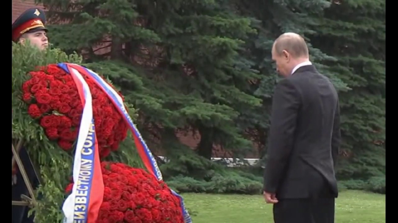 Putin in rain without an umbrella. Put a wreath , June 22, 2017
