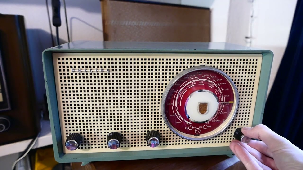 Vintage Radio Review: Philips B2X80U Tube Radio.