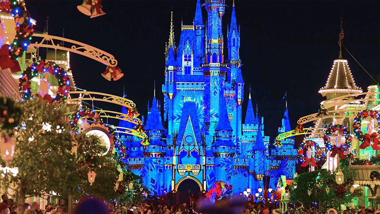 Magic Kingdom Christmas Nighttime Walkthrough - Holidays at Walt Disney World [4K POV]
