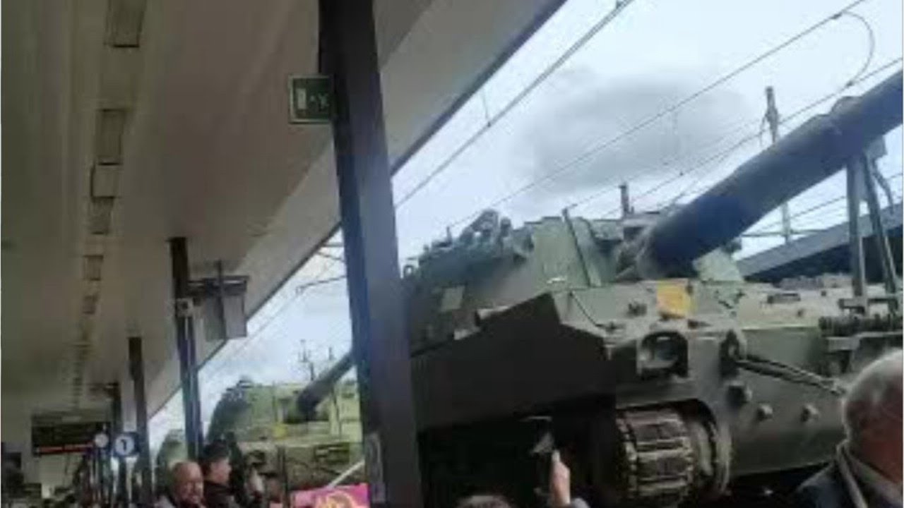 Udine, il video di un pendolare in stazione: passano i mezzi militari diretti in Ucraina